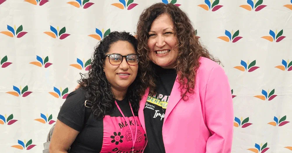 Julia Garrido con una amiga en un evento comunitario
