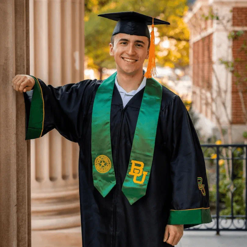 Un estudiante de Monarccast con la estola de graduación de Baylor University